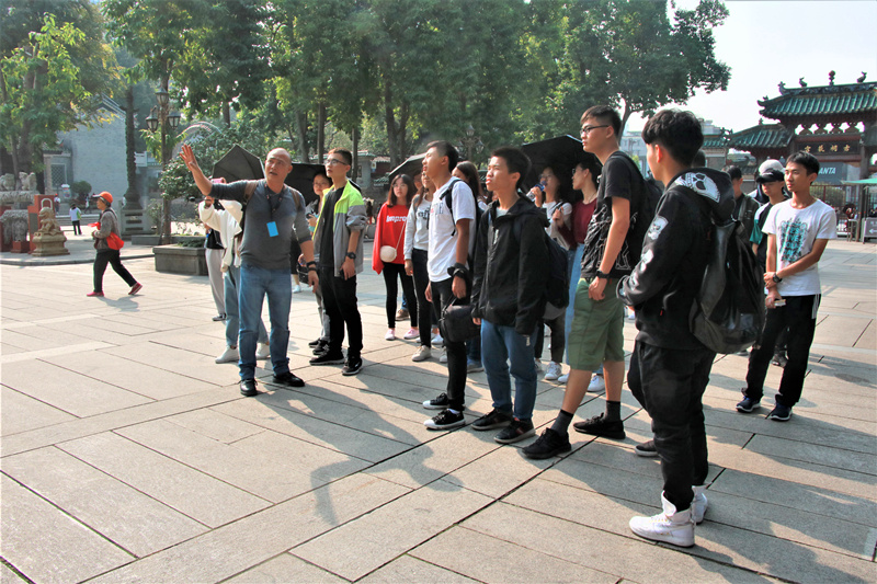 同学们学习中国传统文化和历史.jpg