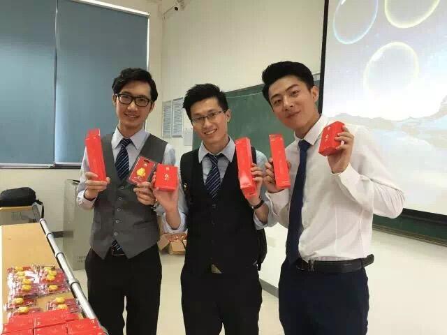 和同学一起参赛.jpg