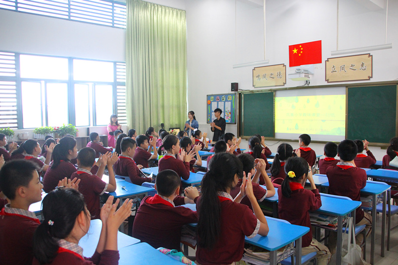 小朋友们专注地聆听讲解.jpg