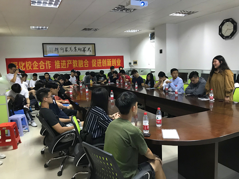 与会学子抢答问题.jpg