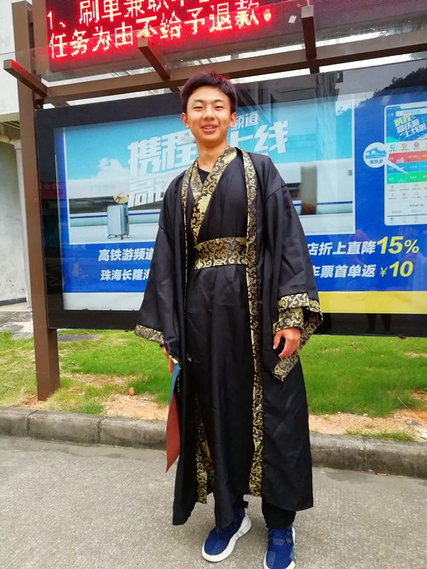 着传统服装.jpg