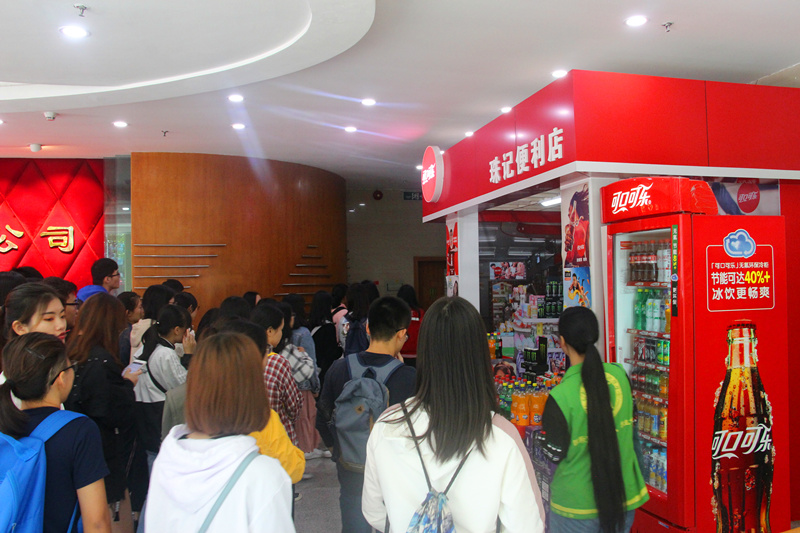 参观珠记便利店.jpg