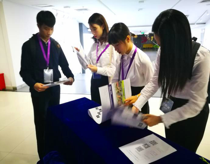 志愿者准备会议材料.jpg