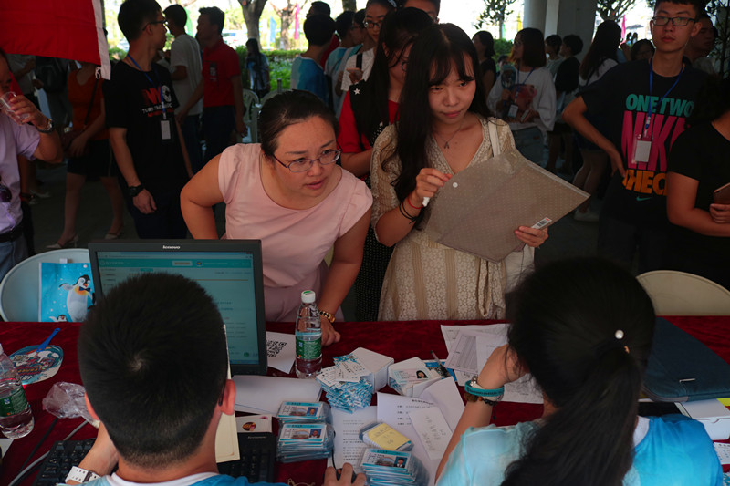 陶晓慧老师关心报到新生，迎新现场_副本.jpg