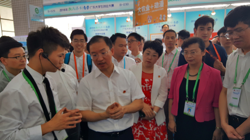 团省委书记池志雄、副书记武一婷等领导参观校区参赛作品展位_副本.jpg