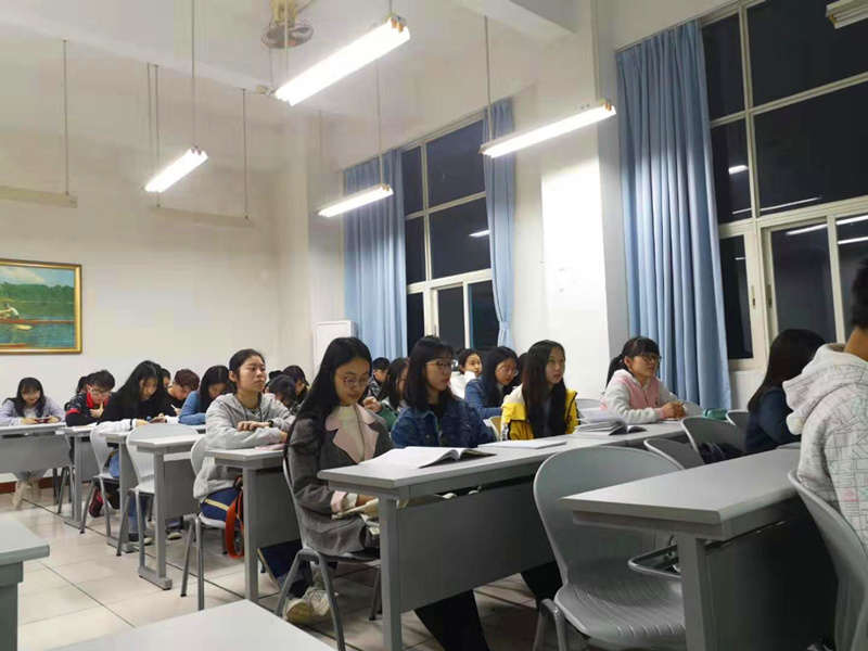 同学们认真聆听.jpg