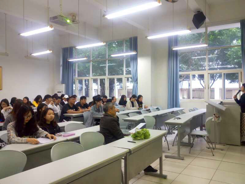 同学们认真聆听.jpg