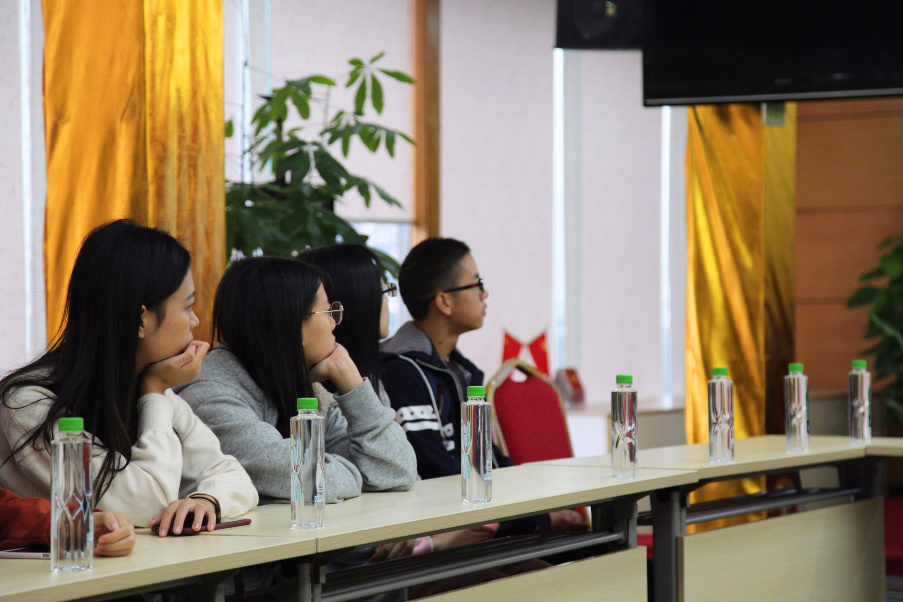 同学们认真听讲.jpg