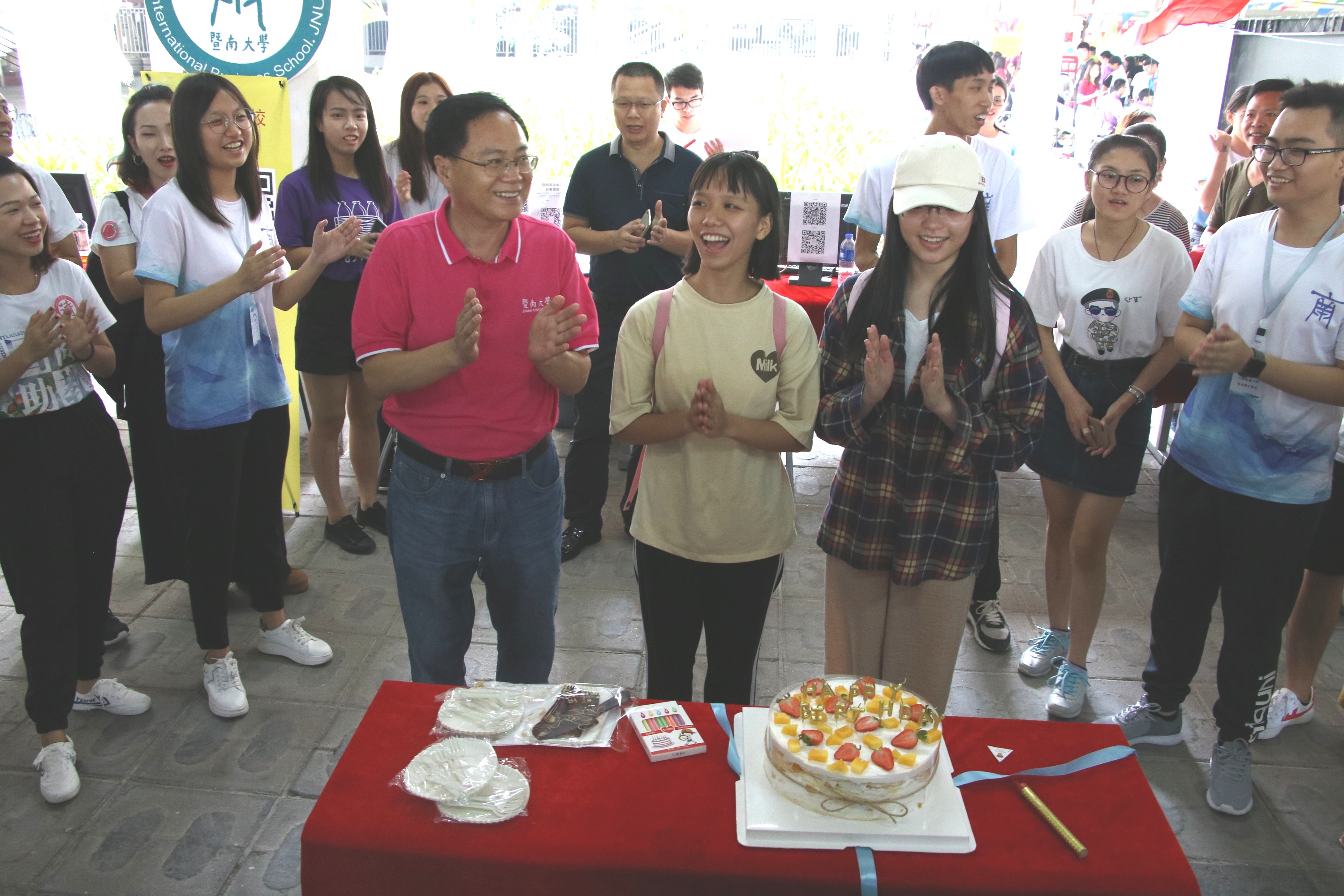 国商院领导和老师及迎新工作人员为当日过生日的两位同学庆生2.jpg