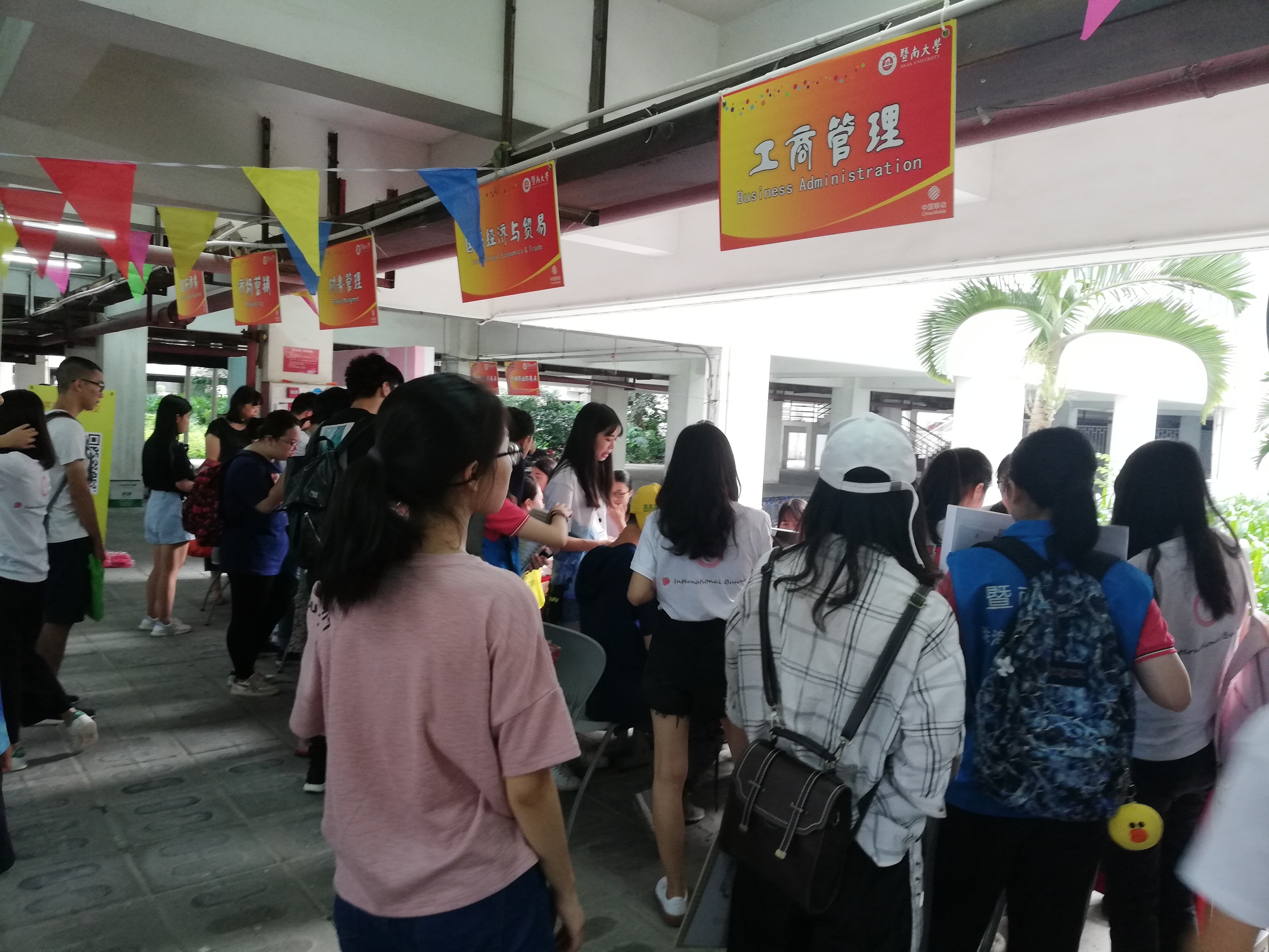 国商院迎新现场井然有序.jpg