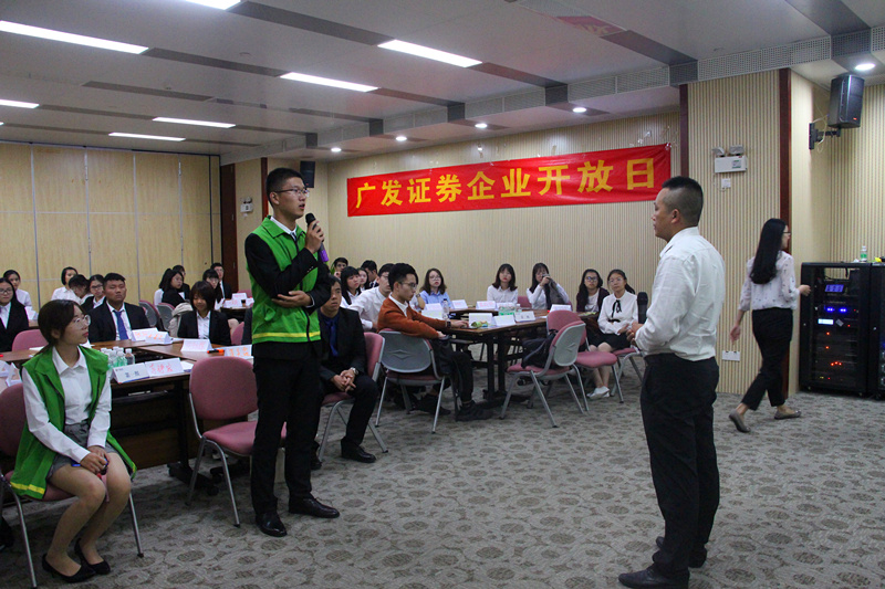 陈逸敏进行企业介绍和分享.jpg