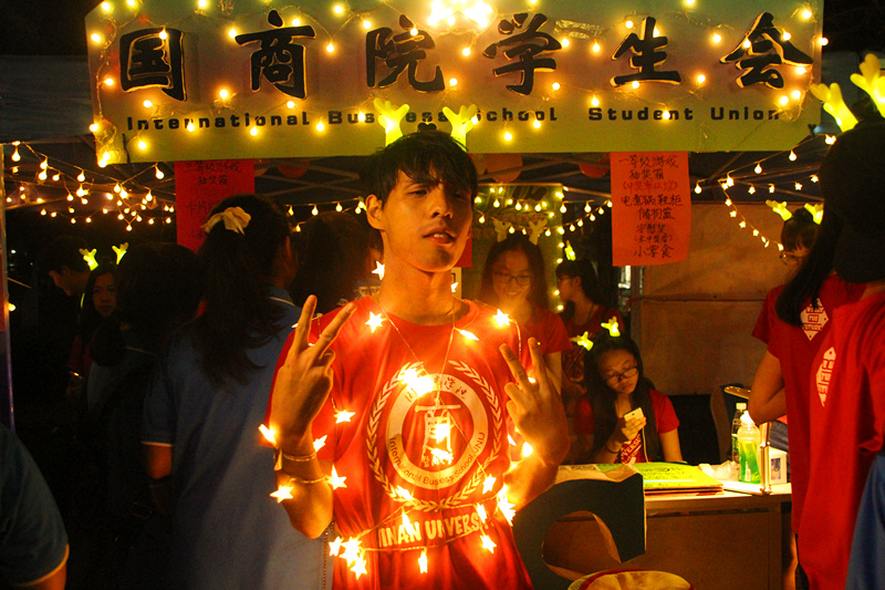 1_國商院學生會部長掛上连串的小灯_副本.jpg